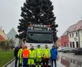 Bild: Stefanie Gradl
Bürgermeister Hans-Martin Schertl(links) bedankte sich bei den Mitarbeitern des Bauhofes und bei Werner Wölker (rechts), die gemeinsam für das Anliefern und Aufstellen des Baumes zuständig waren.