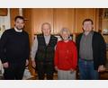 Bild: bey
Josef Eckl feiert den 85. Geburtstag. Ehefrau Anneliese beging diesen halbrunden Geburtstag schon im Mai. Bürgermeister Sebastian Hartl (links) und Marktgemeinderat Gerhard Kres überbringen Glückwünsche.