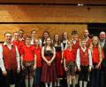 Bild: Michaela Mädler
Viele Musiker der Musikkapelle Ursensollen wurden durch Gerhard Engel (rechts) geehrt. Evi Ehbauers (Mitte) D3-Abzeichen in Gold wurde von Stefan Neger (links) und Vorsitzendem Markus Forster (hinten rechts) besonders gewürdigt.