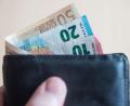 Symbolbild: Lino Mirgeler/dpa
Wem langfristig das Geld fehlt, um fällige Forderungen zu begleichen, der ist überschuldet. In Weiden trifft das auf 9,57 Prozent der Erwachsenen zu.