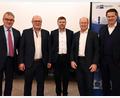 Bild: Peter Burdack/exb
IHK-Hauptgeschäftsführer Jürgen Helmes (rechts) berichtete dem IHK-Gremium. Mit im Bild (von links) IHK-Geschäftsstellenleiter im Landkreis Schwandorf, Markus Huber, Gremiumsvorsitzender Hubert Döpfer, Gastreferent Thomas Reiß sowie Gremiumsmitglied Johannes Heckmann.