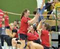 Archivbild: Hubert Ziegler
Lisa Steiner (Mitte) und Stefanie Häckl (rechts) klatschen sich ab. Die Sulzbacher Landesliga-Handballerinnen erwarten Spitzenreiter TV Marktsteft in der Krötenseehalle.