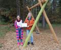 Bild: mam
AOVE-Geschäftsführerin Katja Stiegler und FC-Vorsitzender Manfred Pirner freuen sich, dass eine Schaukel den Spielplatz aufwertet.