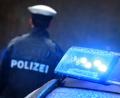 Symbolbild: Karl-Josef Hildenbrand
Ein Polizist steht im Regen vor einem Streifenwagen. Die Beamten haben den Verdächtigen ermittelt, der in einer Regensburger Unterkunft für Asylsuchende zwei Frauen sexuell belästigt haben soll.