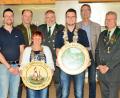 Bild: ker
Die neuen Würdenträger der Bruderbund-Schützen (von links): Ritter Eric Pilhofer, Gauschützenmeister Werner Wendl, Liesl Karin Schmidt, Schützenmeister Werner Grünthaler, Schützenkönig Sebastian Grünthaler, Bürgermeister Peter Achatzi und stellvertretender Schützenmeister Helmut Sperber