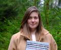 Bild: Gerlinde Müller
Cornelia Müller präsentiert das Buch "Winter-Weihnacht" passenderweise in der Natur.