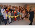 Bild: jr
Der Schulchor mit Kindern der dritten und vierten Klasse umrahmte den Festakt musikalisch, die Leitung hatte Kerstin Rustler.