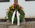Bild: Polizei Amberg/exb
Dieser Kranz vor dem Kriegerdenkmal in Ursensollen war kurzzeitig verschwunden. Nun ist er wieder aufgetaucht.