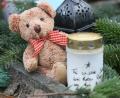 Symbolbild: Stephanie Pilick/dpa
Auf einem Kindergrab im "Garten der Sternenkinder", dem Teil des Friedhofs des Alten St.-Matthäus-Kirchhofs für gestorbene Kinder, sind am 20.12.2013 in Berlin ein Teddybär und ein Grablicht zu sehen.