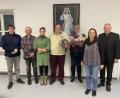 Bild: Katholisches Pfarramt Tirschenreuth/exb
Personelle Wechsel gab es im Tirschenreuther Klosterladen. Verabschiedet wurden Thomas Heimerl und Rudolf Kuhn (Dritter und Vierter von rechts). Mit im Bild: Matthias Krapf, Klaus Steckbauer, Irina Weiß (von links) sowie Stadtpfarrer Georg Flierl und Maria Unterstein (von rechts).