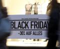 Bild: Bodo Marks/dpa
Im Schaufenster eines Geschäfts in der Innenstadt wird für den Rabatt-Tag Black Friday geworben.