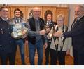 Bild: jr
Viele Glückwünsche gab es für Ludwig Ernst (Dritter von links) zum 80. Geburtstag. Es gratulierte neben Gattin Theresia (Zweite von rechts) und Bürgermeister Johann Burger (rechts) auch die Feuerwehr Königshütte mit (von links) Vorsitzenden Christian Weiß, Andreas Weiß und Michaela Seelk.