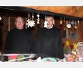 Archivbild: prh
Bruder Stephan (rechts) wird auch heuer hinter dem OWV-Adventsstandl stehen und Fair-Handel-Ware für einen guten Zweck verkaufen. Der Neustädter Bruder Manuel (links) ist heuer im September verstorben.