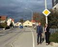 Bild: Anja Jäger/exb
Bürgermeister Roland Strehl mit MdB Susanne Hierl an einer Straßenlaterne in der Vilstalstraße, die zur Umrüstung ansteht.