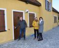 Bild: fjo
Ein letztes Mal dreht Joachim Maier den Schlüssel von "Haus Bäckeröd" um, bevor er diesen an Bürgermeister Markus Bauriedl zurückgibt. Gemeinsam mit Ehefrau Rosina Maier (von links) bewirtete er viele Jahre lang Gaststätte, Biergarten und Kiosk in der beliebten Waidhauser Freizeitanlage.