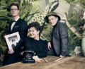 Bild: Michael Aust/Martin Häusler//exb
Mit ihren "Peng Peng Parker"-Kollegen Philip Frischkorn (links) und Philipp Scholz (rechts) spielt Nora Gomringer ihr hoch gelobtes Dorothy Parker - Programm nun auch in Amberg .