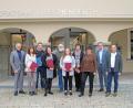 Bild: Fabian Polster/Landratsamt Tirschenreuth/exb
Bei dem Personaltermin waren dabei: (von links) Landrat Roland Grillmeier, Sonja Gradl Sonja, Hannes Leichtl, Stefanie Haise, Dr. Jochen Bloßfeldt, Sandra Reinhardt, Elke Riedl, Regina Keisinger, Personalchef Walter Brucker und stellvertretender Personalratsvorsitzender Richard Schiedeck.