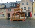 Bild: kaz
In Kemnath gibt es in diesem Jahr keinen Christbaum. Stattdessen wurde eine Weihnachtspyramide aufgestellt.