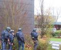 Bild: Polizeiinspektion Waldsassen/exb
Die Polizei-Einsatzkräfte rücken vorsichtig in Richtung Gebäude vor.