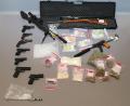 Bild: Polizeipräsidium Oberfranken
Die Kriminalpolizei Coburg stellte am Dienstag zahlreiche Waffen und eine große Menge verschiedener Betäubungsmittel sicher.