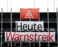 Bild: Heiko Becker/dpa
Blick auf Banner eines Warnstreiks der IG Metall in Schweinfurt.