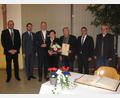 Bild: sei
Rita Steiner (Mitte) freute sich über die Verleihung der Bürgermedaille durch Bürgermeister Richard Kammerer (Dritter von links), MdL Stephan Oetzinger (Zweiter von links) und Landrat Andreas Meier (links). Urkunde und Blumen gab es von Zweitem Bürgermeister Siegfried Janner (Zweiter von rechts) und Drittem Bürgermeister Johann Gurdan (rechts). Rita Steiners große Stütze ist ihr Mann Hans Steiner (Dritter von rechts).