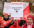 Bild: Gerald Matzka/dpa
Warnstreik der Beschäftigten vor dem Mercedes-Benz Werk in Berlin.