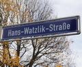 Bild: mfh
Im Dezember 2020 stellte die Fraktion von SURO2030 im Stadtrat den Antrag auf eine Umbenennung der Hans-Watzlik-Straße. Es folgte eine sehr konträre Diskussion.