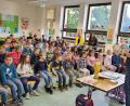 Bild: Ortrud Sperl/exb
Klaus Sauerbeck las den Kindern an den Grundschulen Niedermurach (Bild) und Altendorf Fußballgeschichten vor.