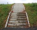 Bild: kro
Diese Treppe führt zum Baugebiet Großkonreuth, auf dem sechs Bauplätze entstanden sind. Mit einem Kinderwagen ist diese Treppe absolut nicht passierbar. Der Bürgermeister hab jedoch den Vorschlag des Architekten „abgesegnet“, kritisierte Siegfried Scharnagl, Vorsitzender der Freien Wähler.