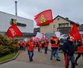 Bild: dob
Die Kennametal-Arbeiter legen für den Warnstreik die Arbeit nieder. Sie fordern mehr Geld.
