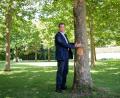 Archivbild: Peter Kneffel
Markus Söder (CSU), Ministerpräsident von Bayern, steht neben einem Baum im Hofgarten hinter der bayerischen Staatskanzlei.