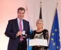 Bild: Timm Schamberger/Bayerische Staatskanzlei
Ministerpräsident Markus Söder händigte an Elisabeth Dehling aus Edelsfeld das Ehrenzeichen des Bayerischen Ministerpräsidenten für Verdienste im Ehrenamt aus.