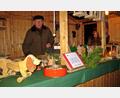 Archivbild: R. Kreuzer
Weihnachtliche Dekoration und viele Lichter sorgen bei der sechsten Schirmitzer Dorfweihnacht für romantische Atmosphäre. Der Erlös aus dem Verkauf der Bastelsachen geht, wie am Stand von Dr. Franz Baumgartner, wieder an gemeinnützige Projekte.