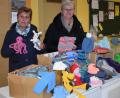 Bild: rgr
Ingrid Meyer (von links) und Theresia Käß vom Strickkreis übergeben Handarbeiten an den Bürgerladen Grafenwöhr.