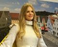 Bild: Hirsch
Das Schwandorfer Christkind Corinna Hirsch vor einem Bild mit der Stadtsilhouette.