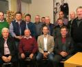 Bild: Hirsch
Kreisobmann Josef Irlbacher, Vizepräsident Ely Eibisch und Behördenleiter Georg Mayer (sitzend von rechts) ehrten langjährige Ortsobmänner des Bayerischen Bauernverbandes. Darunter auch Sebastian Lindner aus Weihern-Stein (sitzend Zweiter von links), der dieses Ehrenamt bereits seit 50 Jahren ausübt.