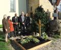 Bild: gm
Bischof Beatus Christian Urassa zusammen mit Verantwortlichen der Nikolauspfarrei Pittersberg am Priestergrab von PfarrerJoseph Fromm. Von links: Elfriede Blank, Christa Fischer, Bischof Beatus Christian Urassa, Kirchenpfleger Josef Schlegl und Mesnerin Hildegard Schlegl.