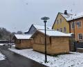 Bild: stg
Die beiden Buden für den Kemnather Wintergarten sind schon aufgebaut, der erste Schnee liegt auch schon auf den Dächern.
