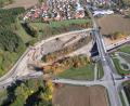 Bild: rw
Die B299 (vertikal verlaufend) wird per Ein- und Ausfädelungsspuren an die B22 (vom unteren linken Bildrand zum oberen rechten Bildrand verlaufend) angeschlossen. Die Arbeiten sollen Anfang Dezember abgeschlossen sein.