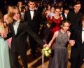 Bild: Kunz
Sich nur keinen Fehltritt erlauben. Die Blicke waren bei der Polonaise noch vorsichtig gesenkt. Abschlussball der drei Weidener Gymnasien.