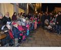 Archivbild: jr
Großer Beliebtheit in Mitterteich erfreute sich über Jahre hinweg die Reihe „Adventsschaufenster“ – hier im Bild eine Szene aus dem Dezember 2019. Nach der Corona-Pause lädt der Gewerbeförderverein heuer wieder zu der Aktion ein. Zu hören sind jeweils Musikbeiträge, dazu gibt es Speisen und Getränke.