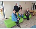 Bild: amö
Die drei Damen der Mittagsbetreuung Regina, Monika Borowski und Sonja Lingl (von links) testen das neue Sofa, zusammen mit den beiden Schulverbandsvorsitzenden Sonja Meier und Walter Schauer.