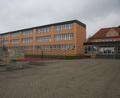 Archivbild: wro
Das Bild zeigt die Mittelschule Wiesau (vorne im Bild) und die Grundschule Wiesau (dahinter). Die jeweiligen Schulverbandsumlagen sinken in diesem Haushaltsjahr.