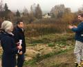 Bild: ihl
Bernhard Gohlke von der Heinz-Sielmann-Stiftung (rechts) erklärt Anne Wendl (Landimpuls) und Bürgermeister Rudolf Teplitzky, Oberviechtach, Einzelheiten zur Aufwertung des bestehenden Biotops nahe der neuen Kita.