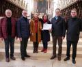 Bild: hmr
Einen symbolischen Scheck aus dem Kartenverkauf des Benefizkonzertes und weiteren Spenden übergaben die beiden Vorsitzenden des Deutschen Ärztechors an den Förderverein „Freunde der Basilika Waldsassen e.V.“. Im Bild von links Alois Michl, Stadtpfarrer Dr. Thomas Vogl, Dr. Nicola Sizmann, Andrea Schiele-Eberlein, Willi Prechtl und Andreas Sagstetter.
