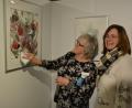 Bild: jr
Letzte Hand legen Helga Müller (links) und Angelika Waidhas beim Aufhängen ihrer Kunstwerke an.