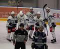 Bild: Christian Kaminsky/exb
Gut lachen hatten die Blue Devils Weiden beim Gastspiel am Bodensee: Gegen den EV Lindau feierte der Oberliga-Spitzenreiter den 14. Sieg im 14. Spiel. In dieser Szene wird das wunderschön herausgespielte 2:0 durch Moritz Schug (Zweiter von rechts) bejubelt.