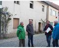 Bild: bl
Peter Egerer, Christian Eichinger, Statiker Anton Landgraf und Hans Paulus (von links) setzten sich für einen Erhalt des Hauses in der Rosengasse 1 ein, das wohl längst nicht so baufällig ist, wie es zunächst den Anschein hatte.