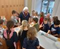 Bild: Stadt Tirschenreuth/exb
Anita Köstler (hinten, Mitte) zeigte den Kindern geduldig die Kunst des Filzens.